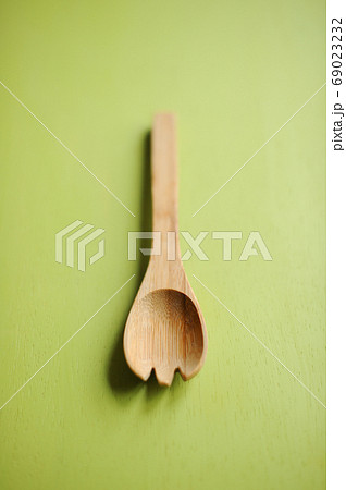 木製スプーン 背景画像の写真素材 [69023232] - PIXTA