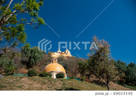 メキシコ　スペイン人の侵略で破壊されたピラミッドの上に建てられたチョルーラのロスレメディオス教会 69023540