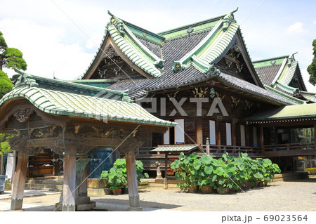 東京都葛飾区　柴又帝釈天の境内 69023564