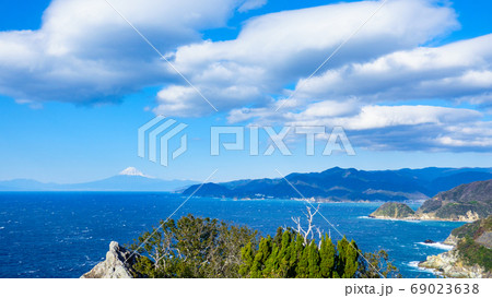 伊豆・松崎町雲見から富士山を望む（冬） 69023638