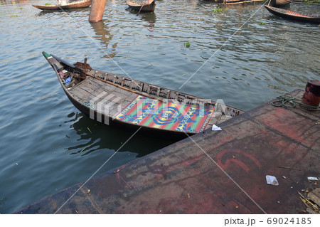 バングラデシュのダッカ ショドルガットに停留中の渡し船 木造りの古い小船 バングラデシュのダッカ ショドルガットに停留中の渡し船 木造りの古い小船 69024185