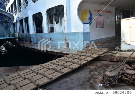 バングラデシュのダッカ　ショドルガットに停留中の長距離船　レトロな船体と船室 69024209