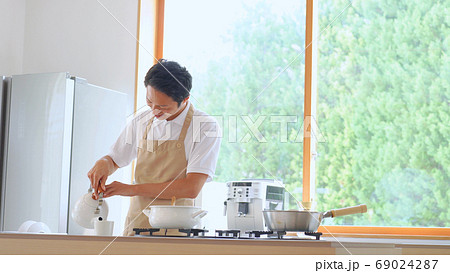 料理する男性 料理する男性 69024287