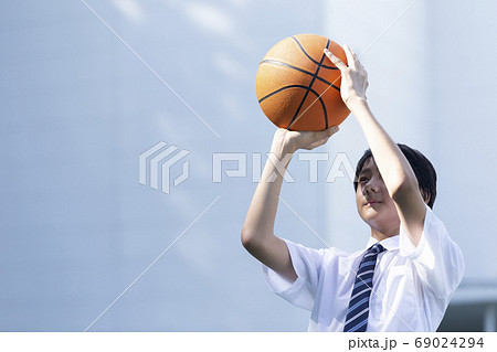 バスケをする中学生 69024294
