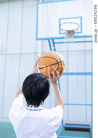 バスケをする中学生の写真素材