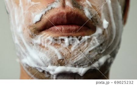 髭を剃る準備完了の男性のクローズアップ 髭を剃る準備完了の男性のクローズアップ 69025232