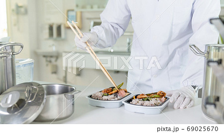 弁当を盛り付ける男性調理師 宅食 デリバリー テイクアウト 弁当を盛り付ける男性調理師 宅食 デリバリー テイクアウト 69025670