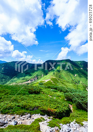 毛無山から毛無峠・破風岳・土鍋山を望む 69025728