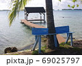 タヒチ　ボラボラ島　海岸のベンチとブランコ 69025797