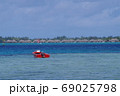 タヒチ　ボラボラ島　海と水上コテージ 69025798