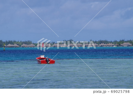 タヒチ　ボラボラ島　海と水上コテージ 69025798