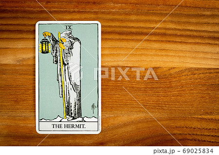 タロットカード　大アルカナ　隠者 69025834