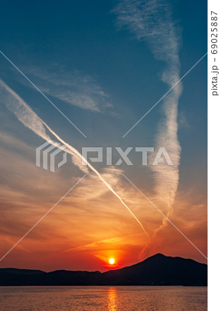 赤い夕焼けに染まる小豆島の夕景 69025887