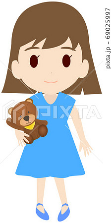 クマのぬいぐるみを抱っこする可愛い女の子のイラストのイラスト素材