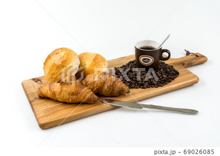 hard roll and croissant 69026085