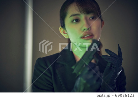 銃を持つ女性 69026123