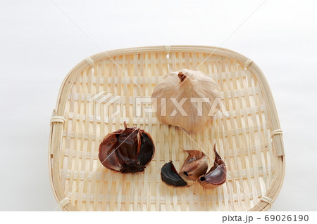 栄養満点な健康食品（黒ニンニク、竹かご） 69026190