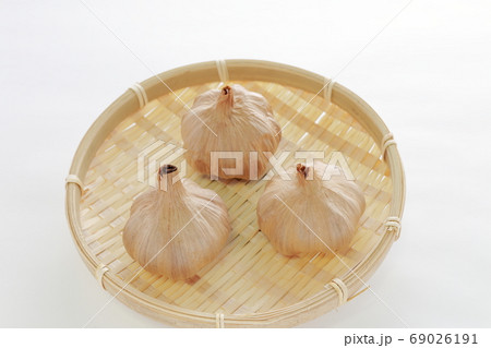 美容と健康に効果的（竹かご、黒ニンニク） 69026191