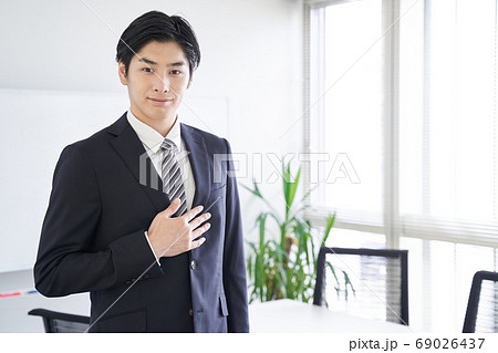 会議室で胸に手を当てる日本人男性ビジネスマン 69026437