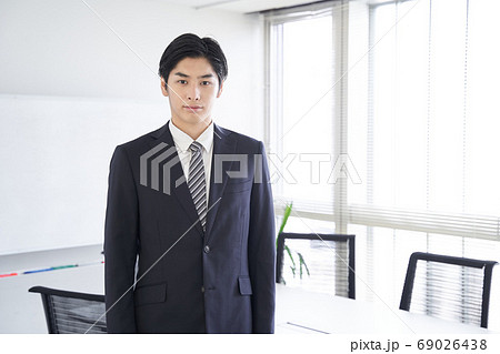 会議室で立つ日本人男性ビジネスマン 69026438