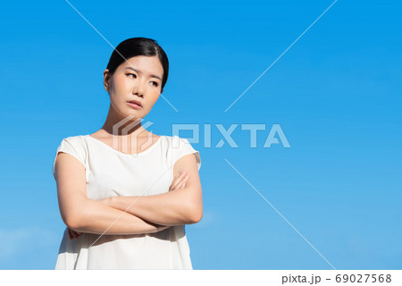 悩んでいる女性のイメージ 悩んでいる女性のイメージ 69027568