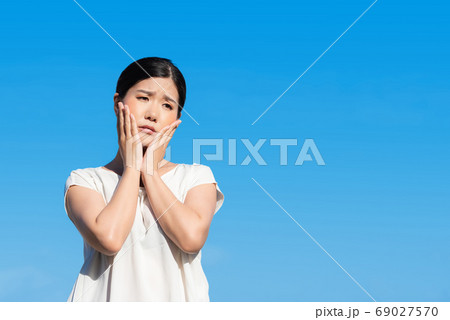 悩んでいる女性のイメージ 悩んでいる女性のイメージ 69027570