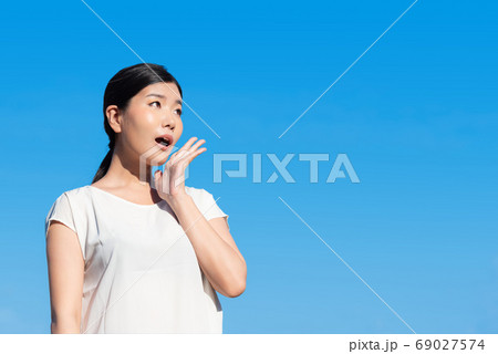 びっくりしている女性のイメージ 69027574