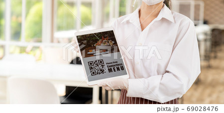Panorama close up waitress hold qr code 69028476