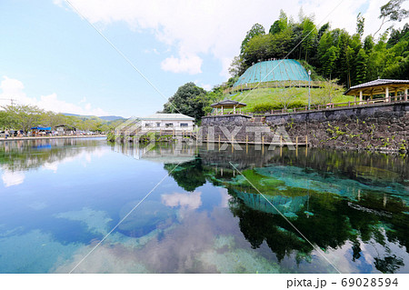美しい池の丸池公園の風景 69028594