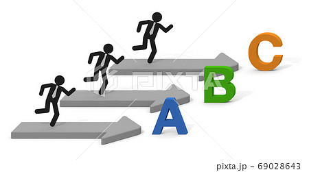 AとBとCの文字。3本の矢印。3人のビジネスマン。3つのコース。走るビジネスマン。 AとBとCの文字。3本の矢印。3人のビジネスマン。3つのコース。走るビジネスマン。 69028643