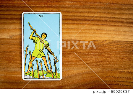 タロットカード 小アルカナ ワンド7の写真素材