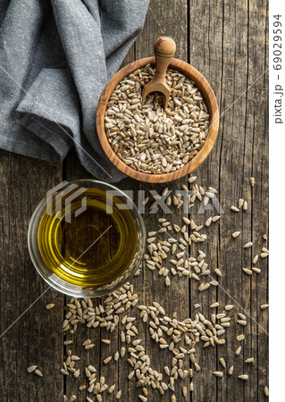 Peeled sunflower seeds and oil. 69029594