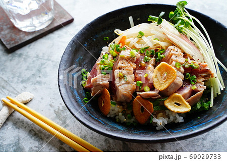 マグロステーキ丼の写真素材