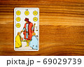 タロットカード　小アルカナ　ペンタクルス6 69029739