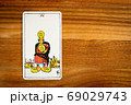 タロットカード　小アルカナ　ペンタクルス4 69029743