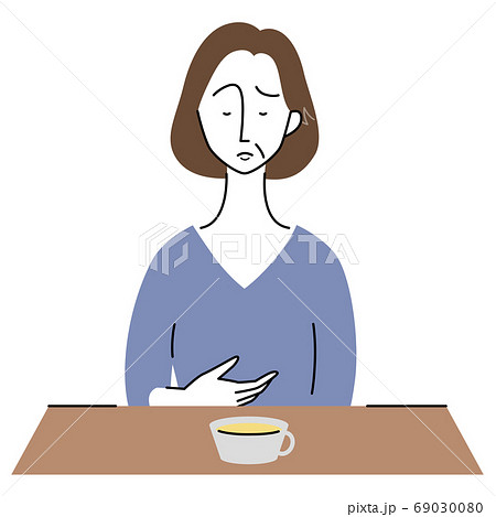 食欲がない様子の中年女性 69030080
