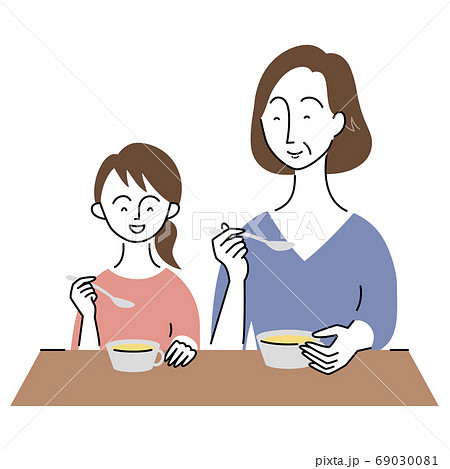 楽しそうに食事をする祖母と孫 69030081