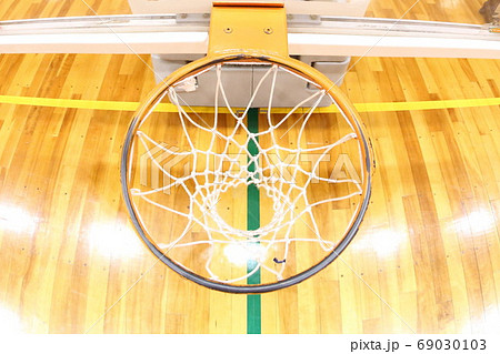 バスケットボールゴールを見下ろしたところ バスケットボールゴールを見下ろしたところ 69030103