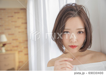 ミディアム巻き髪　ボブスタイル　女性 69030400