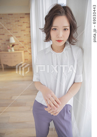 ミディアム巻き髪　ボブスタイル　女性 69030443
