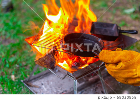 バーベキュー後のフライパン 69030958
