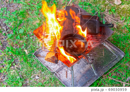 バーベキュー後のフライパン 69030959