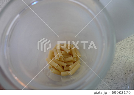 ガラス容器に入ったパスタ ガラス容器に入ったパスタ 69032170