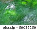 コロナ禍で緑に包まれた清流で心を癒し自然の恵みに浸る 69032269