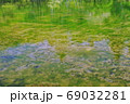 コロナ禍で緑に包まれた清流で心を癒し自然の恵みに浸る 69032281