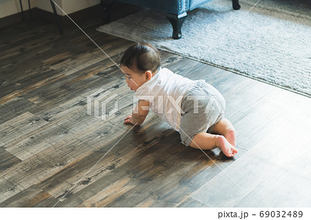 部屋ではいはいする赤ちゃんの写真素材