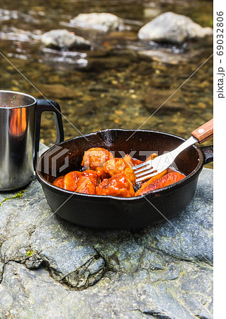 アウトドア飯　鶏団子とウインナーのトマトソースの炒め物 69032806