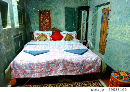 インド最北カシミール地方の雪山とスリナガルの街並み 69033166