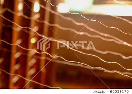 インド最北カシミール地方の雪山とスリナガルの街並み 69033179