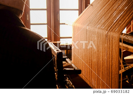 インド最北カシミール地方の雪山とスリナガルの街並み インド最北カシミール地方の雪山とスリナガルの街並み 69033182